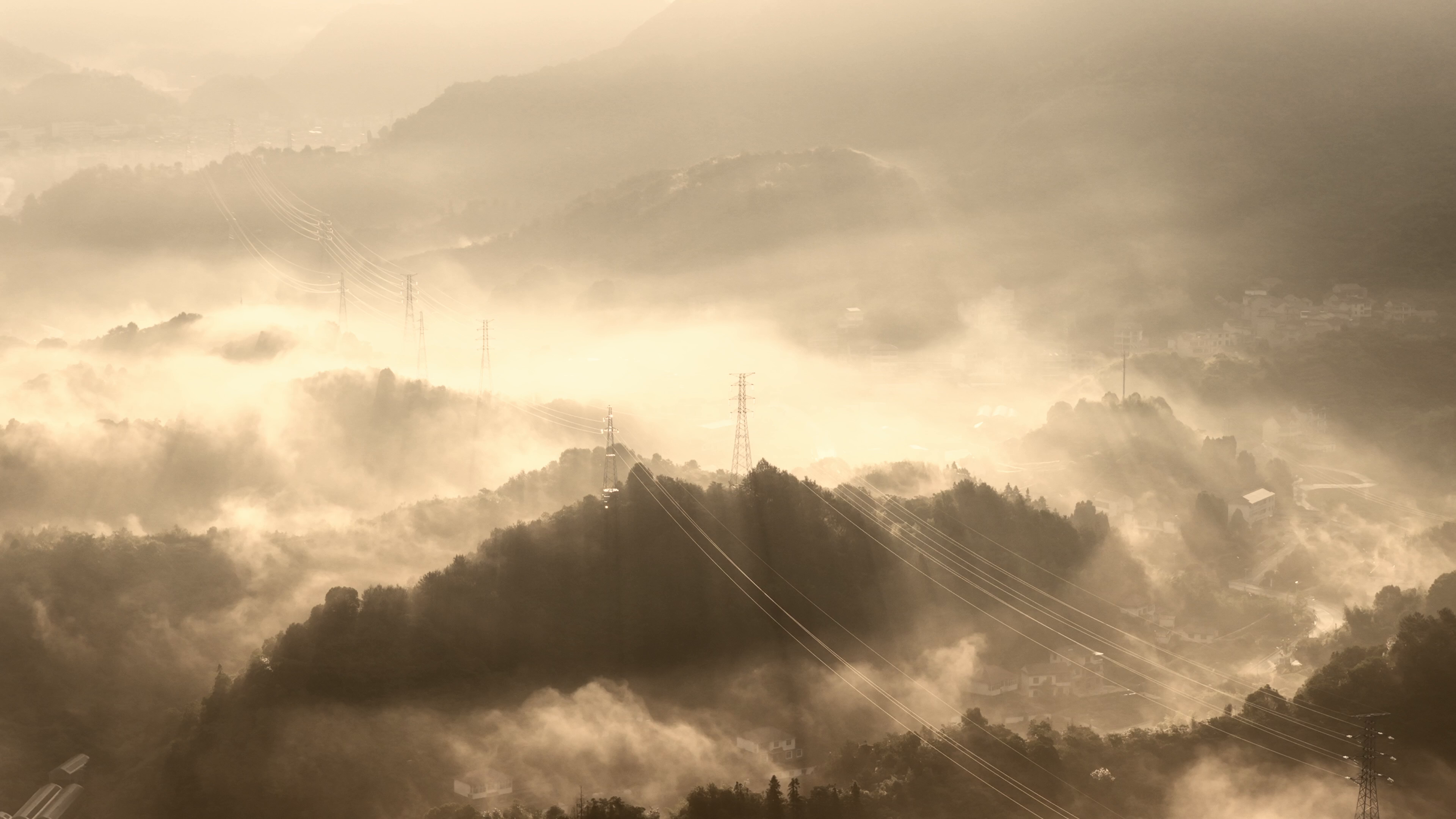 航拍建德：晨光穿过山脊与云雾，影片原始画面