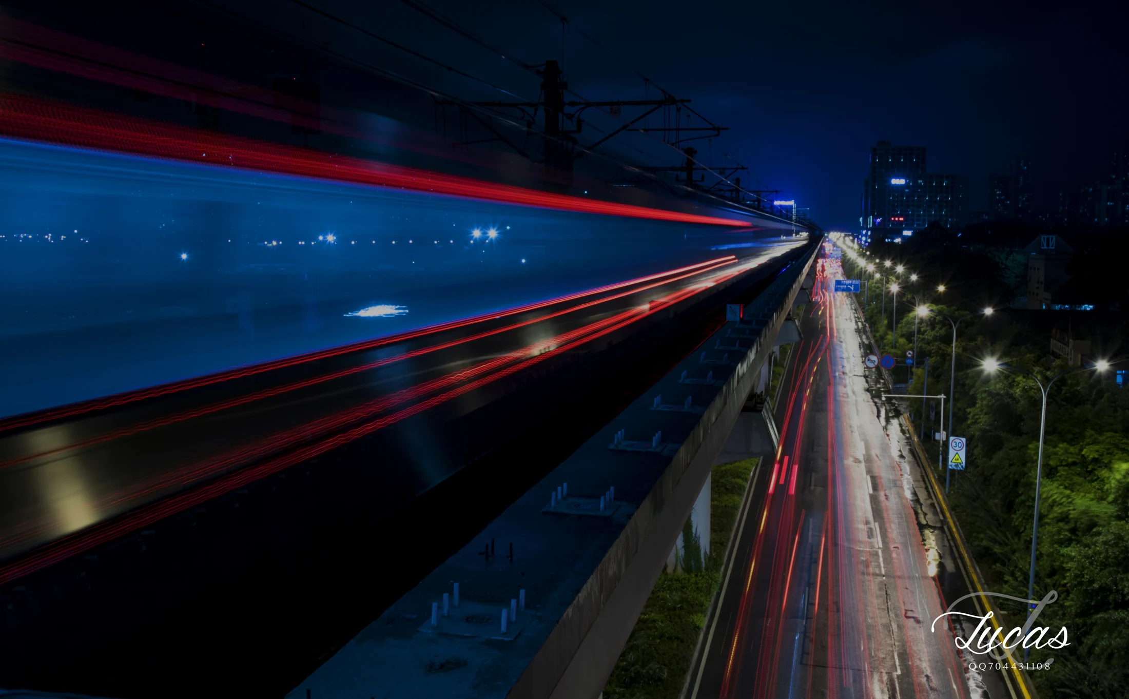 列车与城市道路的光迹
