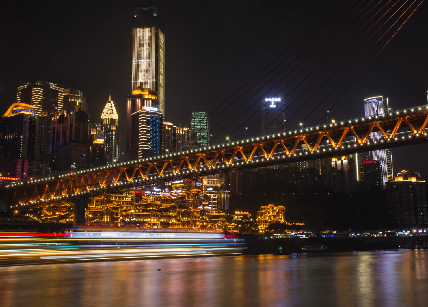 江岸夜景与长曝光光迹