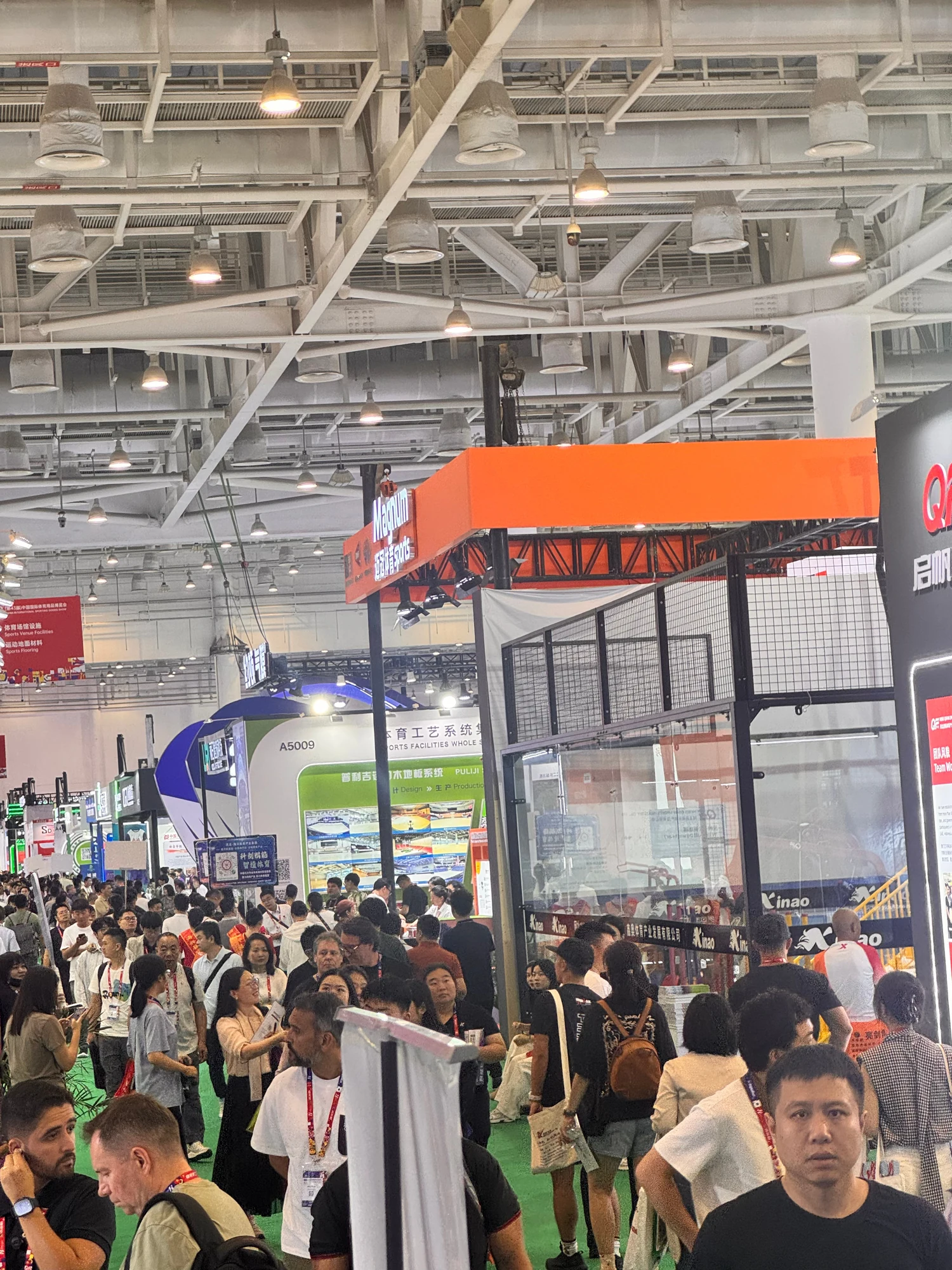 厦门体博会展厅通道中的密集人流
